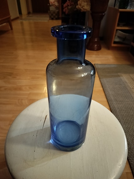 Sininen maljakko/pullo sis PK