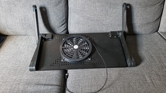 Kannettavan tietokoneen alusta USB-tuulettimella