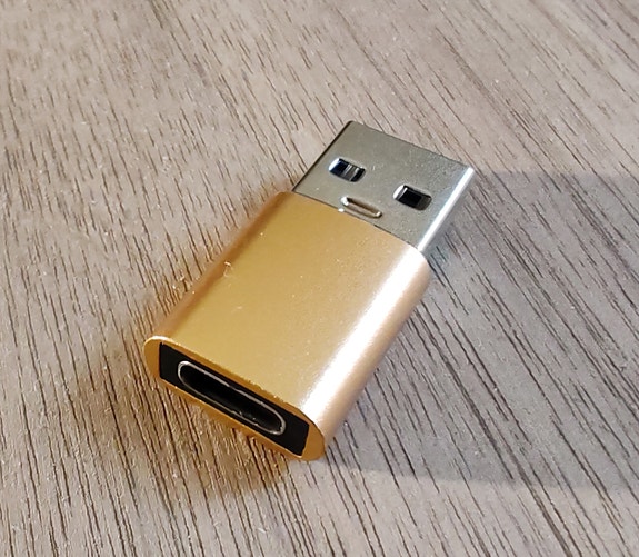 USB-C (naaras) to USB 3.0 (uros) sovitin