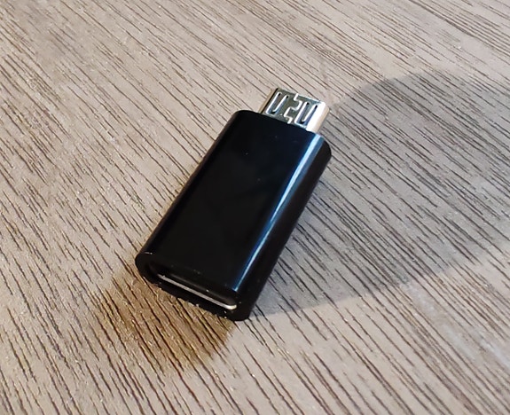 USB-C (naaras) to Micro B (uros) sovitin