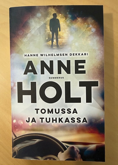 Anne Holt, Tomussa ja tuhkassa -pokkari