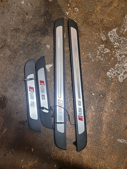 Audi RS6 C7 valaistut kynnyslistat