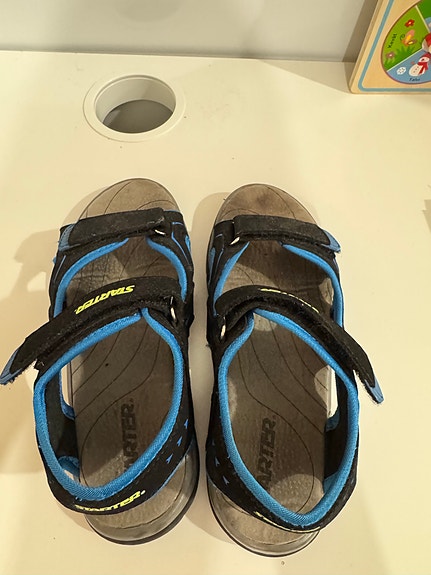 Myydä lasten kengät koko 32