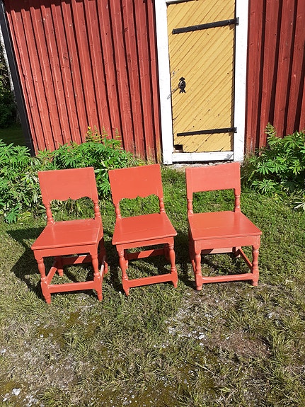 Punaiset puiset tuolit lastenhuoneeseen