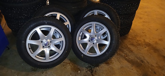 Volvo nastarenkaat vanteilla 215/55R16