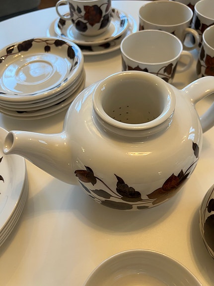 Arabia Tea for Two Teekannu ja kuppisetti ruskea kukkakuvio
