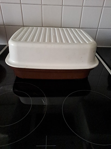 Tupperware leipälaatikko
