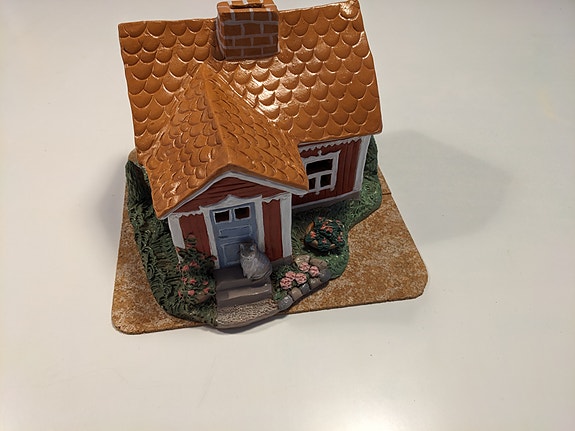 Keraaminen rintamamiestalo, lyhty