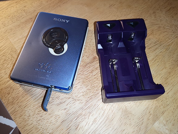 Myydään kannettava kasettisoitin/ ( korvalappustereot)/ walkman