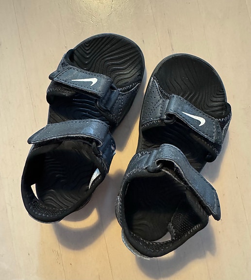 Nike sandaalit koko 23,5