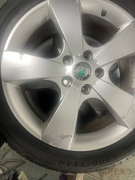 Skoda 17" Alumiinivanteet    225 / 45 / 17 Kesärenkaat