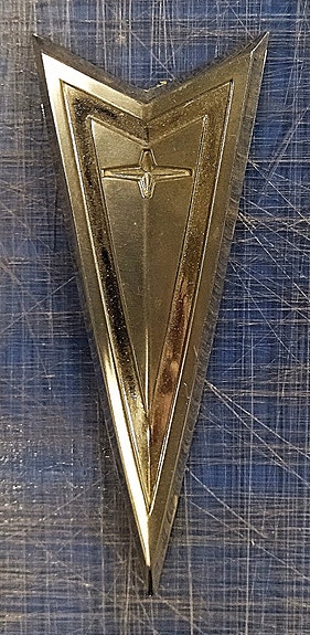 Pontiac 60-luvun konepeltimerkki.