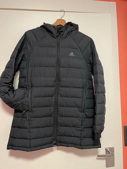 Adidas kevyt untuvatakki, S
