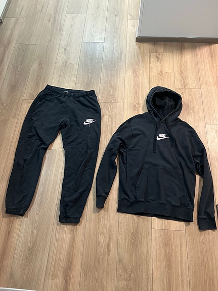 Nike M Huppari ja Verryttelyhousut Musta