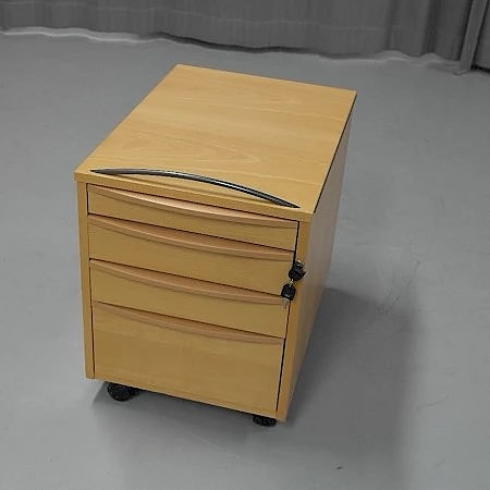 Iskun laatikosto pyörillä