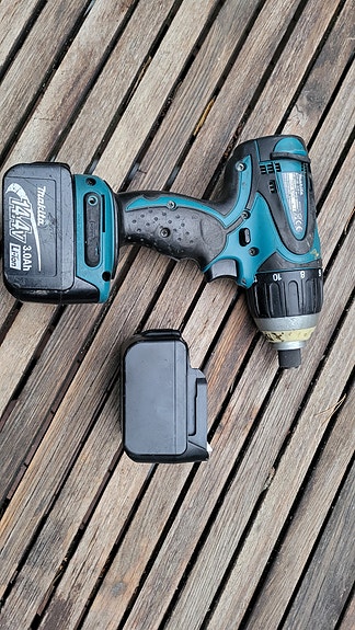 Makita BTP130 14,4V monitoimikone + 2 akkua