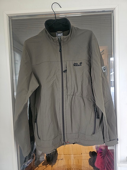 Jack Wolfskin oliivinvihreä takki.