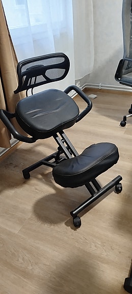 Ergonominen polvistuoli