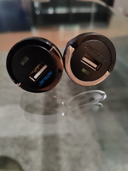 Autolaturi USB
