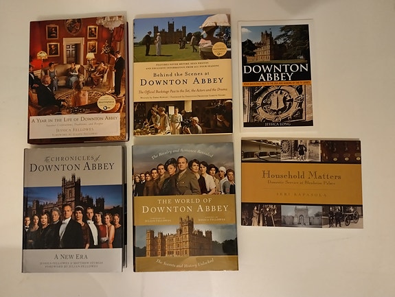 Downton Abbey -kirjoja
