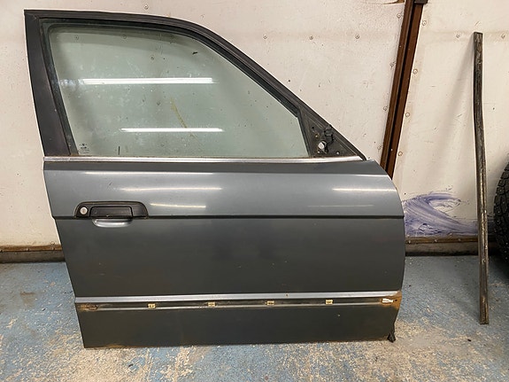 BMW E34 sedan oikea etu ovi