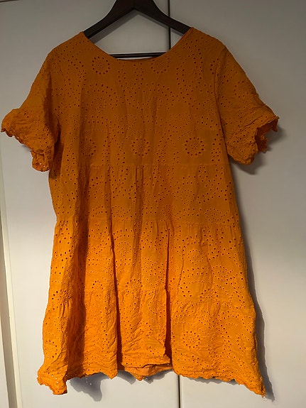 Oranssi mekko