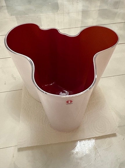 Iittala Alvar Aalto Maljakko 160mm valkoinen/punainen sign