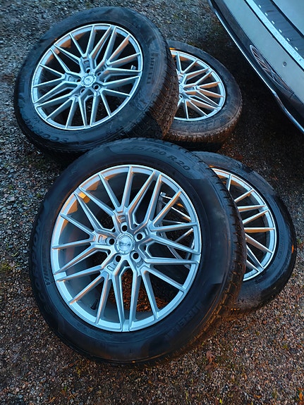 5x112 R20 Audi E-tron Pirelli Renkaat vanteilla 275/50 R20
