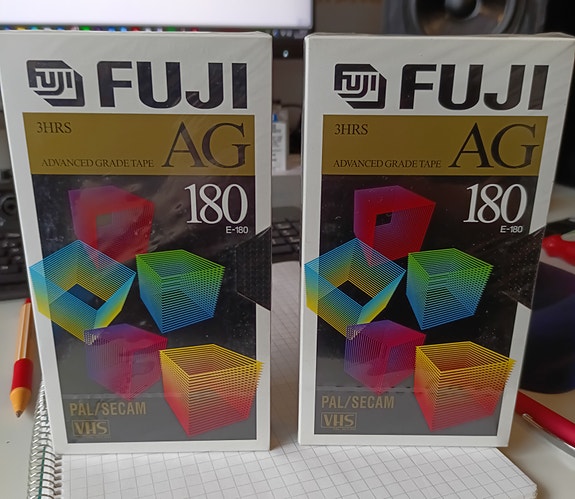 2 kpl uusia VHS-kasetteja. Muoveissa!