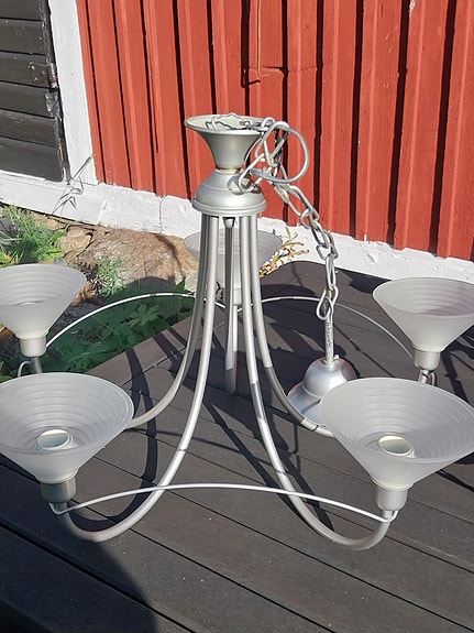 Kattovalaisin lasikuvuilla