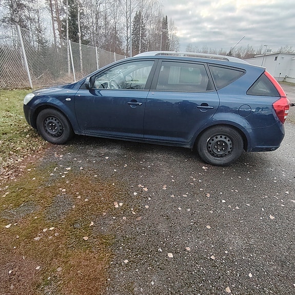 Kia ceed OSINA Vm 2008 Bensa 1.6L Farmari vetokoukulla.