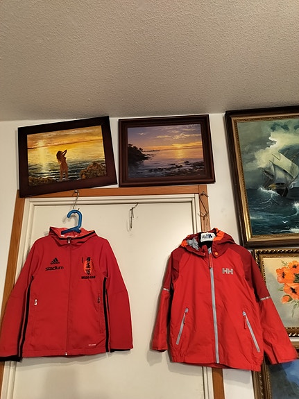 Helly Hansen välikausi takki 122, Adidas tuulitakki 128