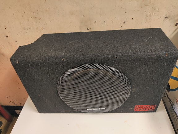 Phoenix Gold subwoofer kotelossa