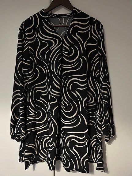 Pitkähihainen mekko