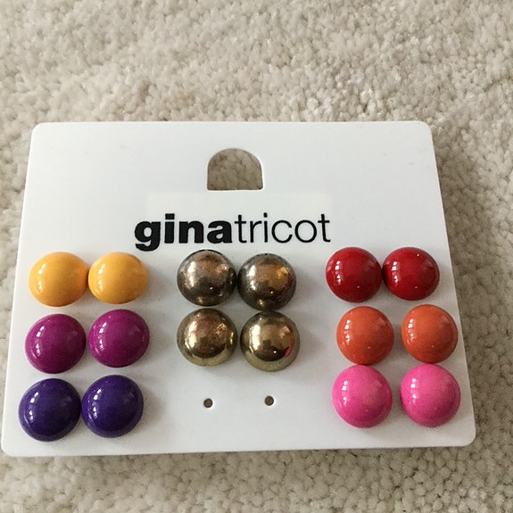 Gina Tricot korvakoruja 8 paria