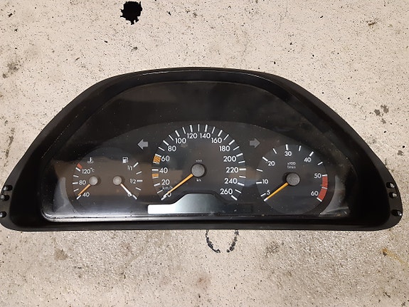 Mercedes E W210 300 turbodiesel mittaristo