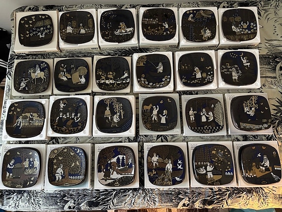 Arabia Kalevala vuosilautaset 24 kpl / Arabia’s annual plates 24 pieces