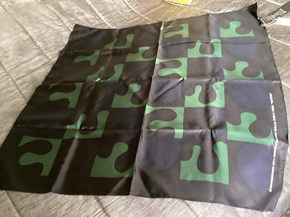 Marimekko silkkihuivi, Osteri