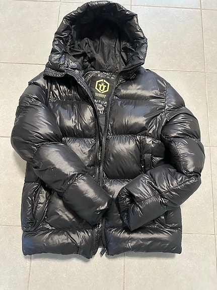 Glorious Gangsta kiiltävä musta toppatakki