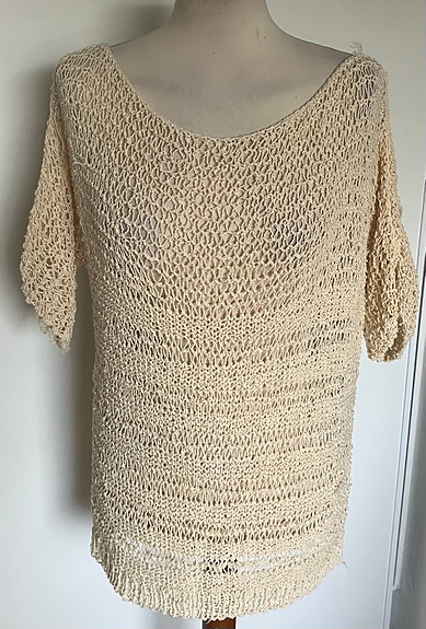 Vaalea beige harvaan neulottu paita neule