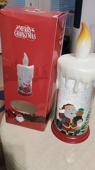 Paristoilla toimiva iso kynttilä kuvioinnilla