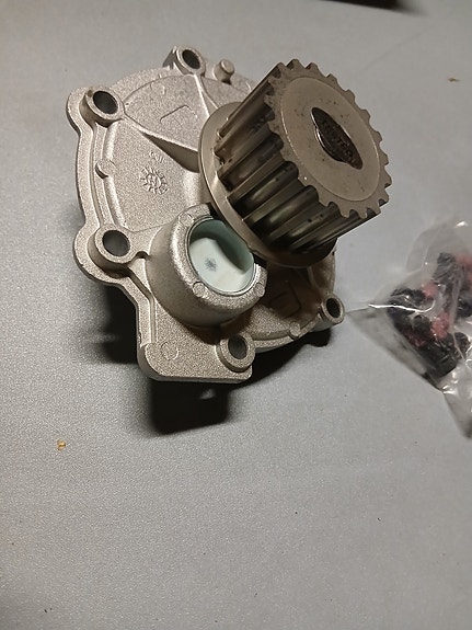Volvo 960,850,V70,S80 YM Uusi vesipumppu PA1019