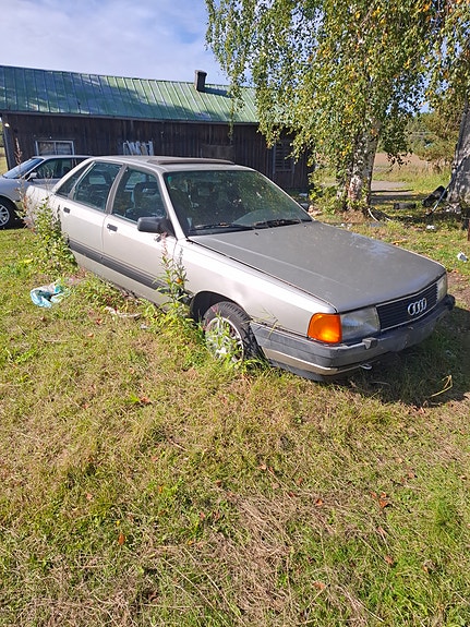 Audi 100 2.0e 1988  varaosiksi tai laitolla ajoon