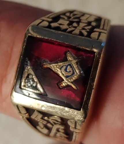 Kultainen miesten sormus Vapaamuurarien-symboli