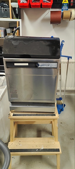 Metallinen lukittava postilaatikko