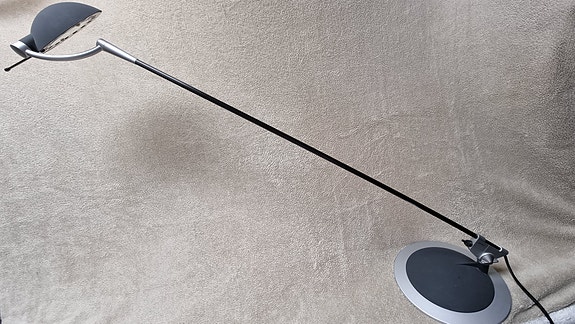 Design pöytävalaisin Oligo pyörivällä jalustalla