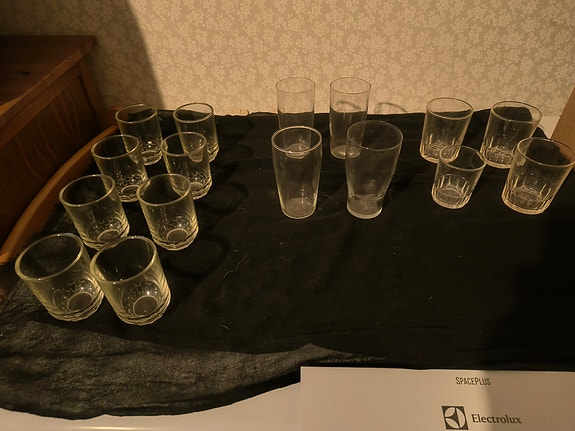 Erilaisia vanhoja juomalaseja