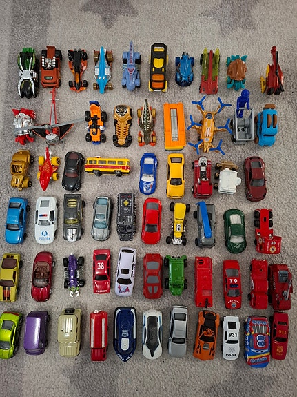 Hot Wheels ja muita leluautoja 106 kpl + RC-auto + lentokoneita