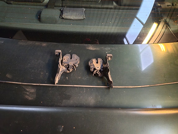 Volvo 850 konepellin lukot