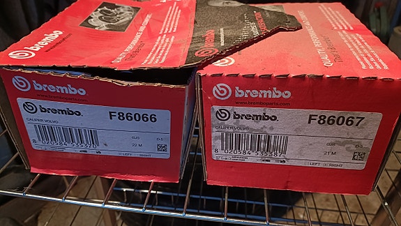 Volvo V70 II D5 uudet Brembo etujarrusatulat ja jarruletkut